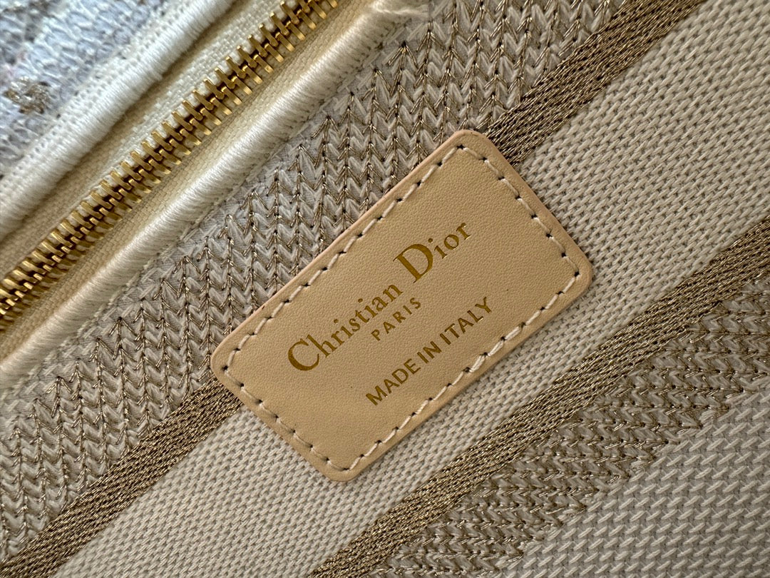 Medium Lady 24 White Beige Embroidery Canvas