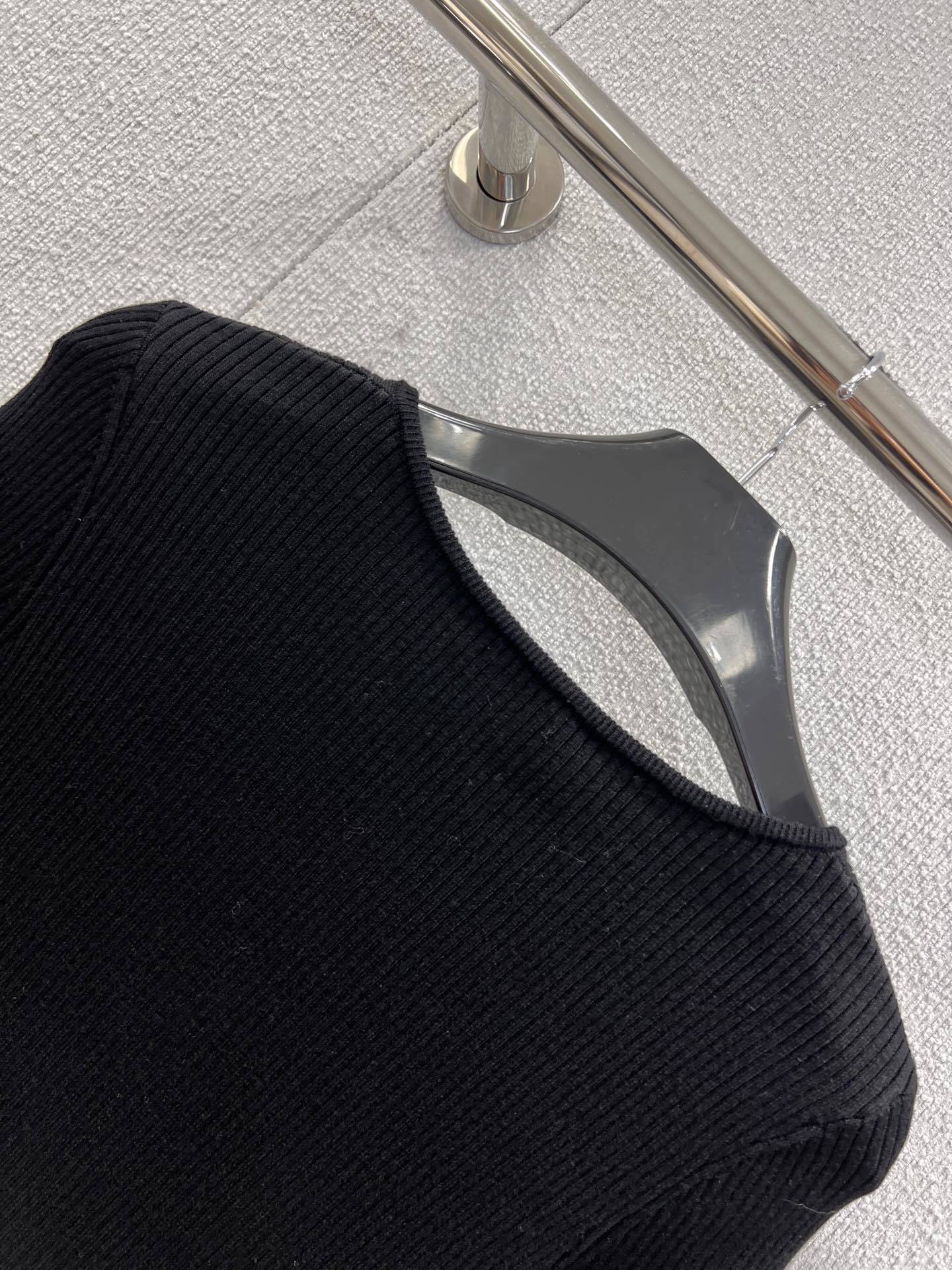 Slim Fit Wool Knit Cardigan Black Crew Neck Cropped