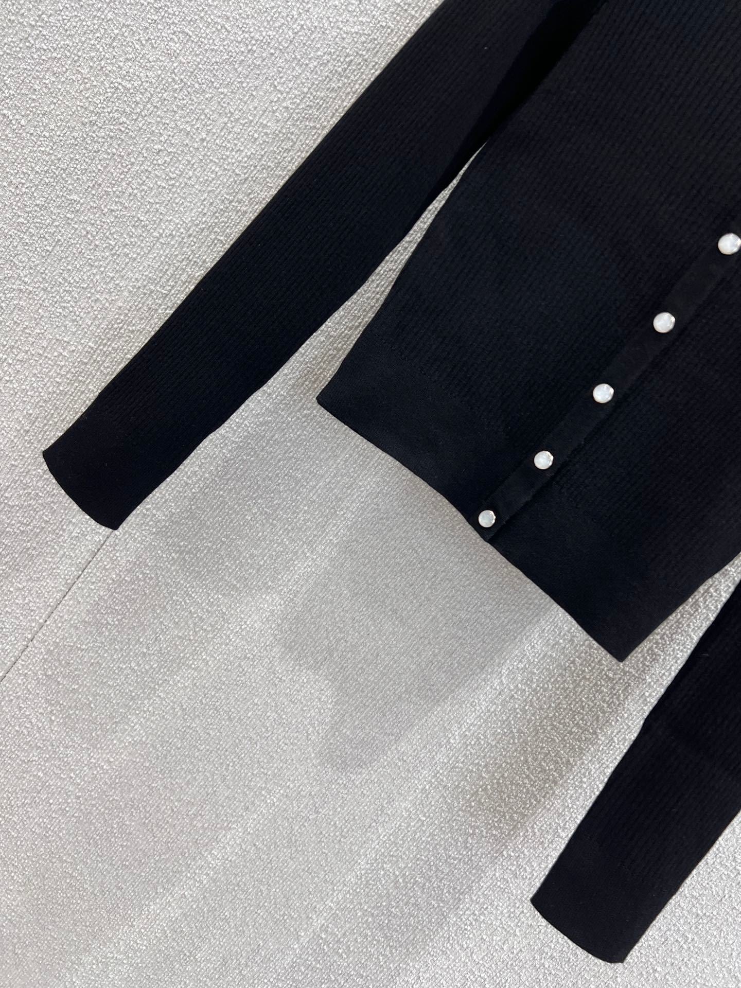 Slim Fit Wool Knit Cardigan Black Crew Neck Cropped