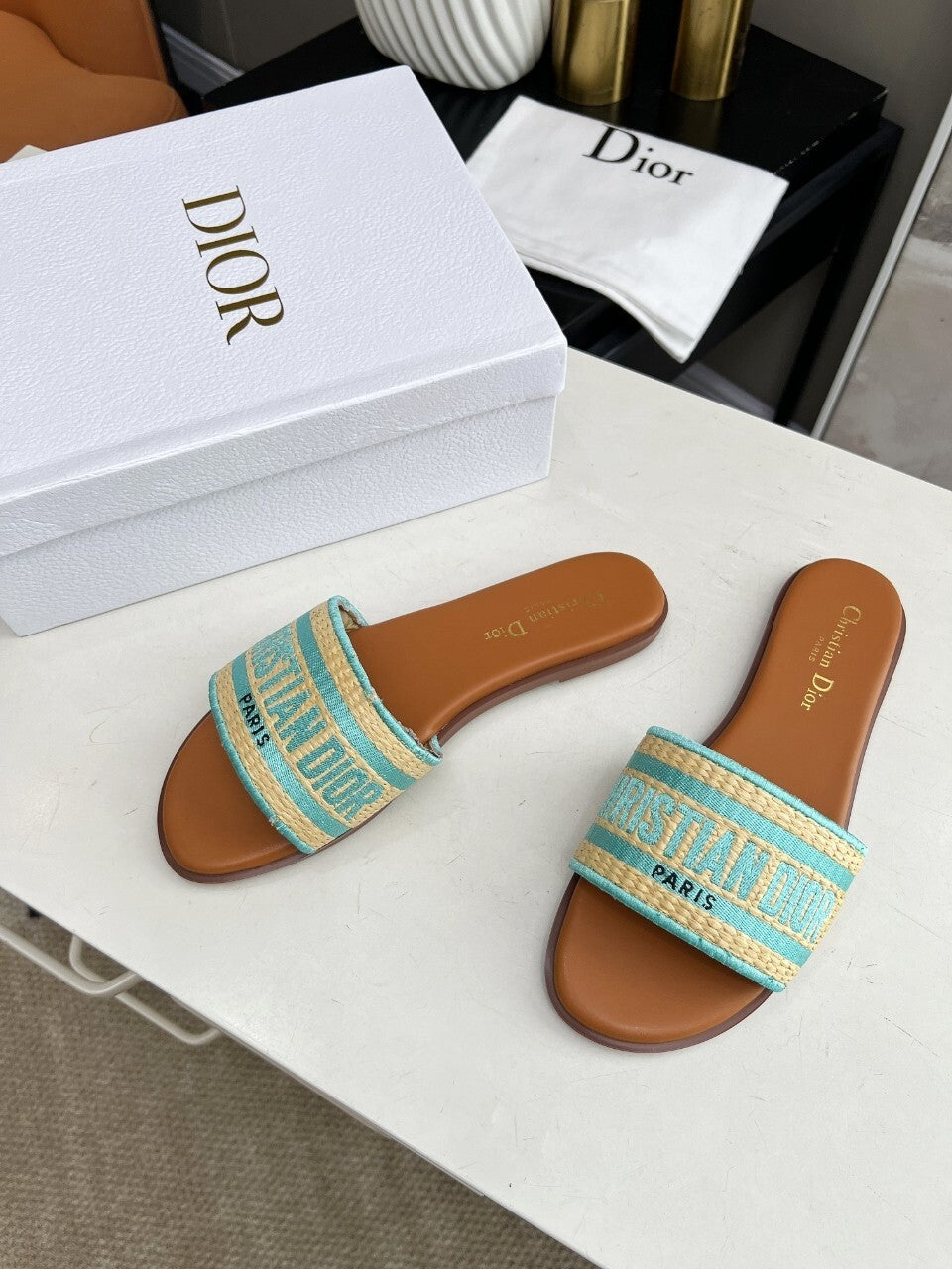 W100 D Letter Slippers