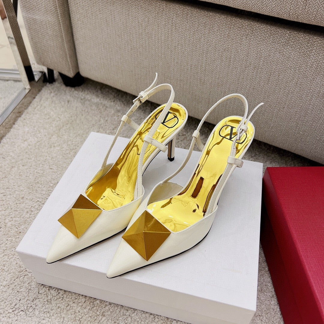 Exquisite Studded Pointed Toe Nude Sandals