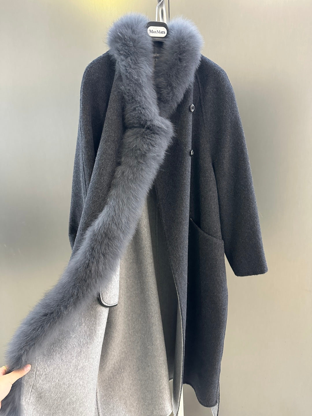 Elegant Wool Coat with Oversized Fox Fur Collar