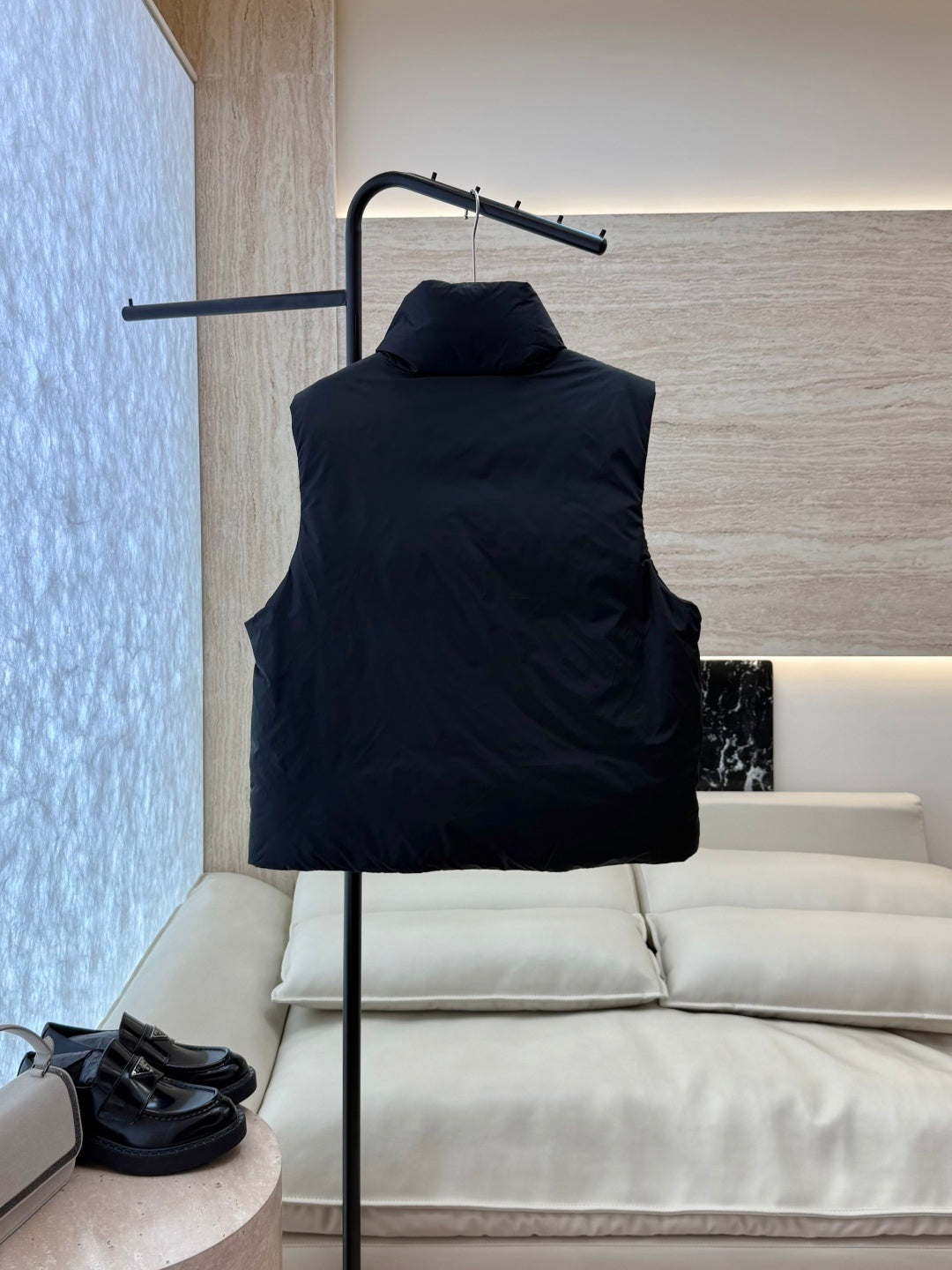 Ami Minimalist Down Vest 90% White Duck Down Black & White