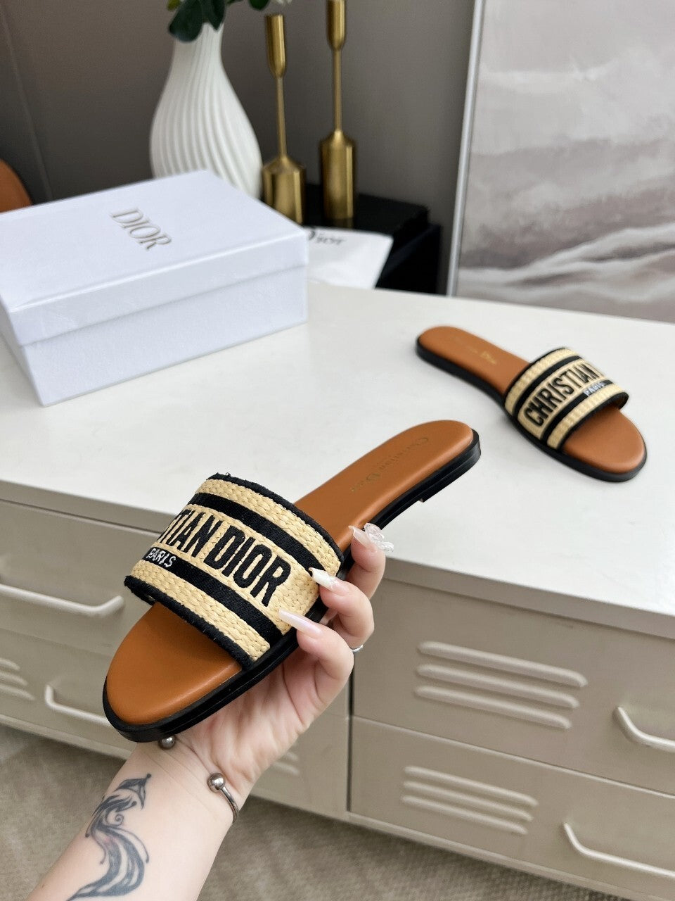W100 D Letter Slippers