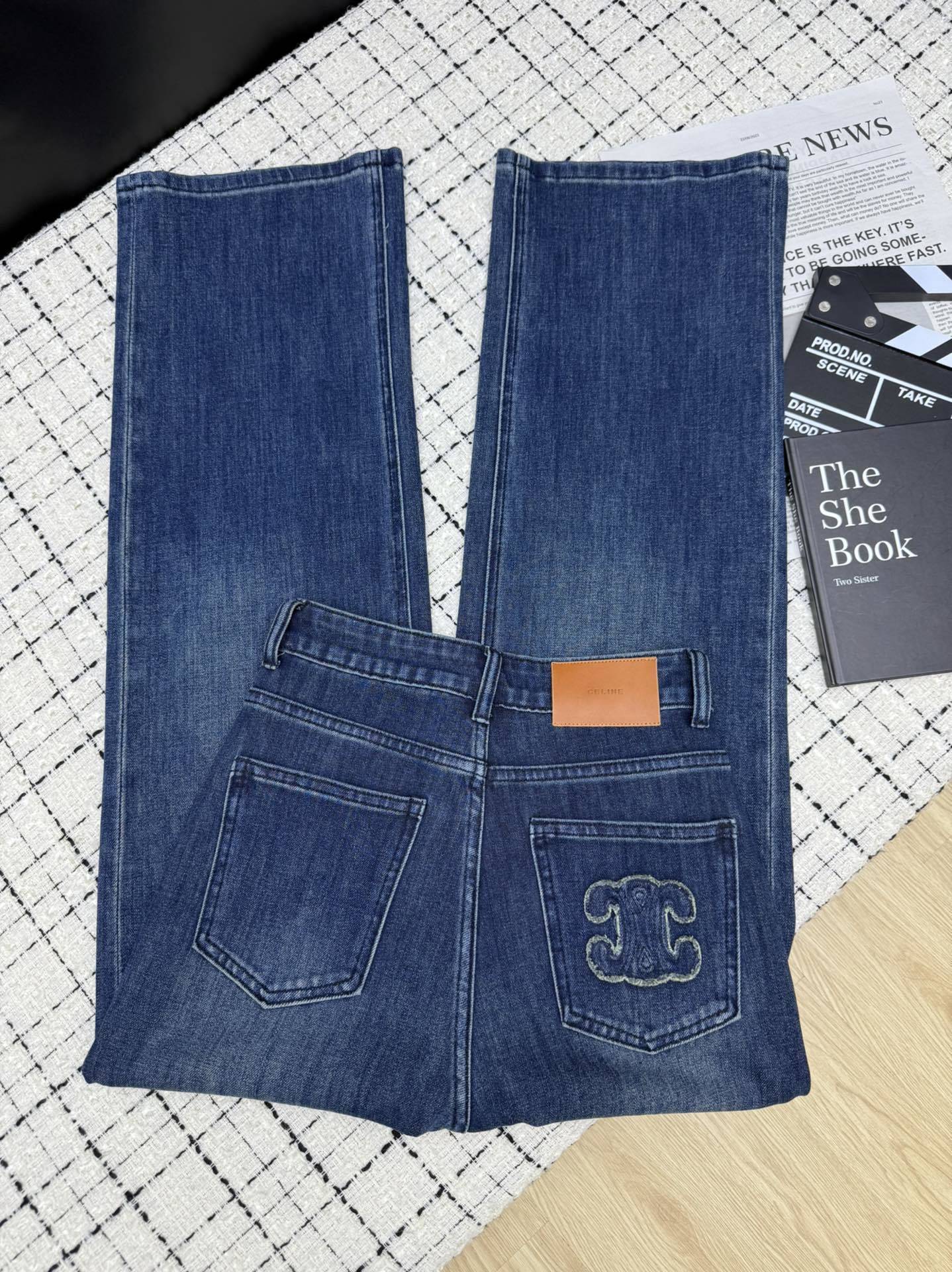 Triomphe Logo Straight-Leg Jeans Retro Style & Frayed Pockets