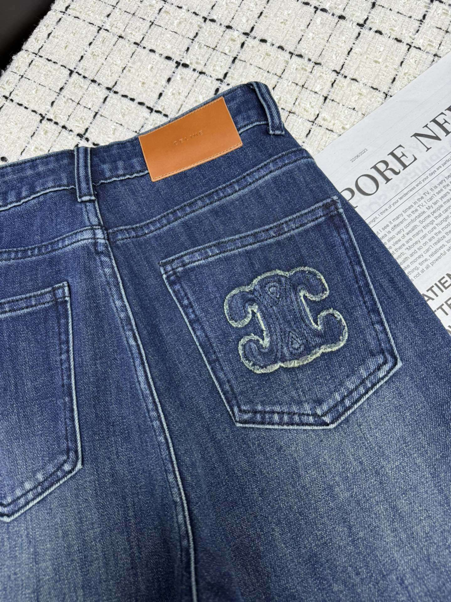 Triomphe Logo Straight-Leg Jeans Retro Style & Frayed Pockets