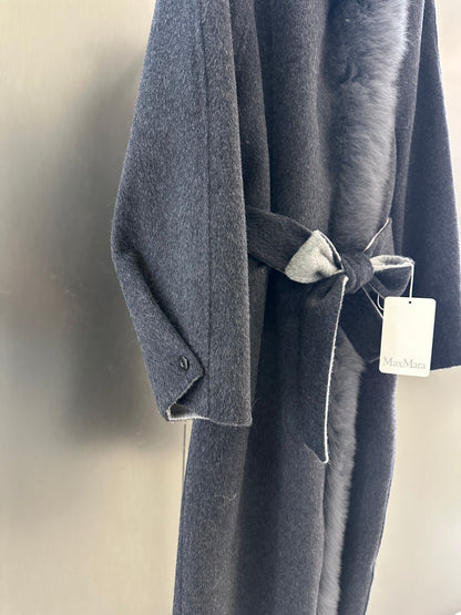 Elegant Wool Coat with Oversized Fox Fur Collar