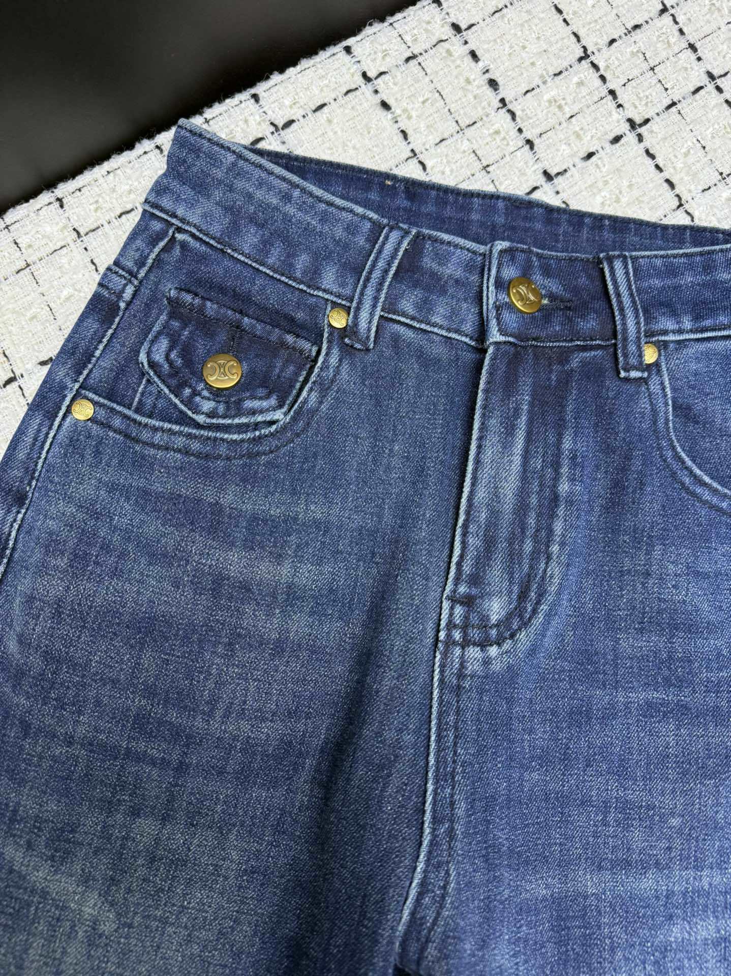 Triomphe Logo Straight-Leg Jeans Retro Style & Frayed Pockets
