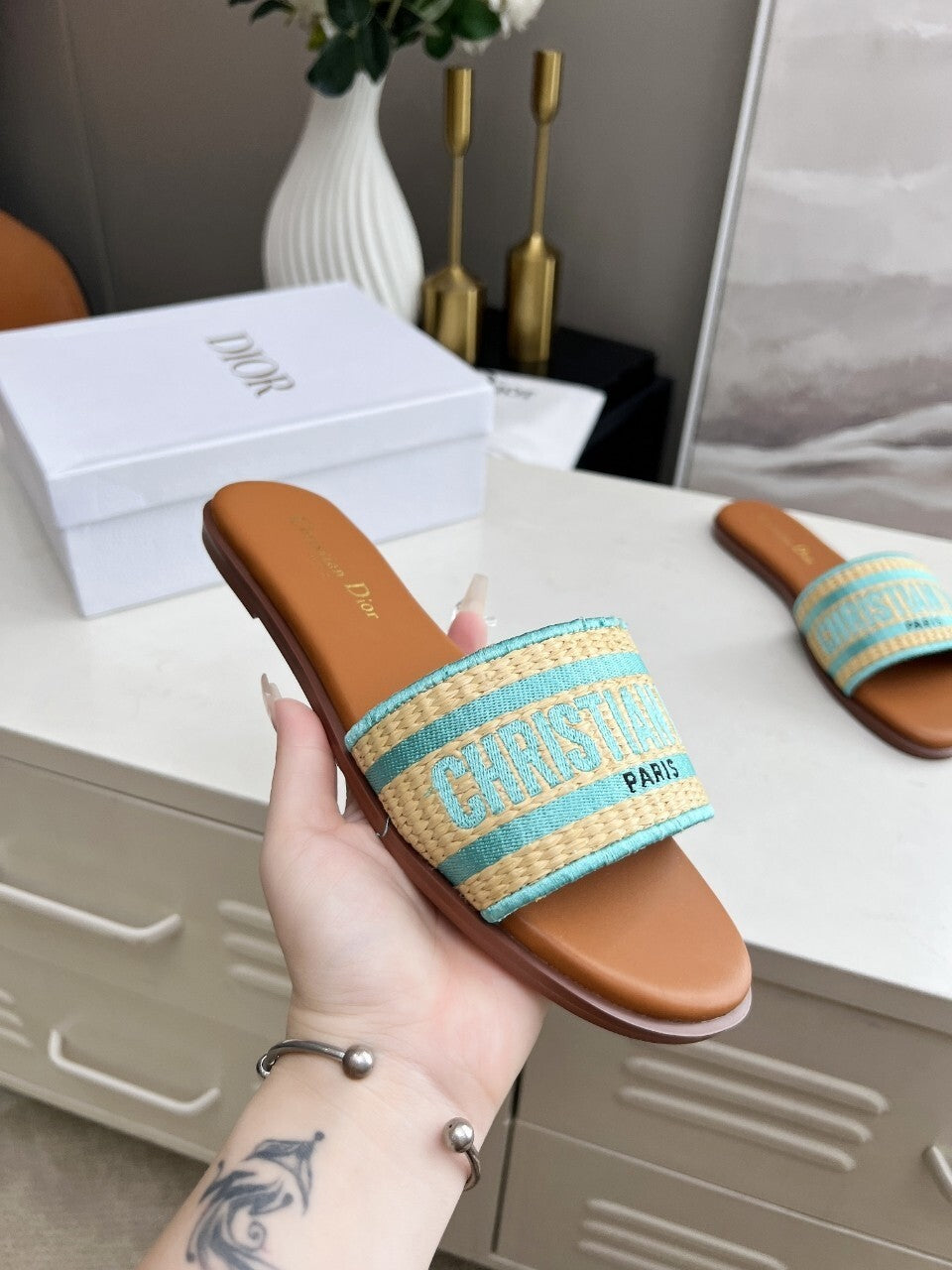 W100 D Letter Slippers