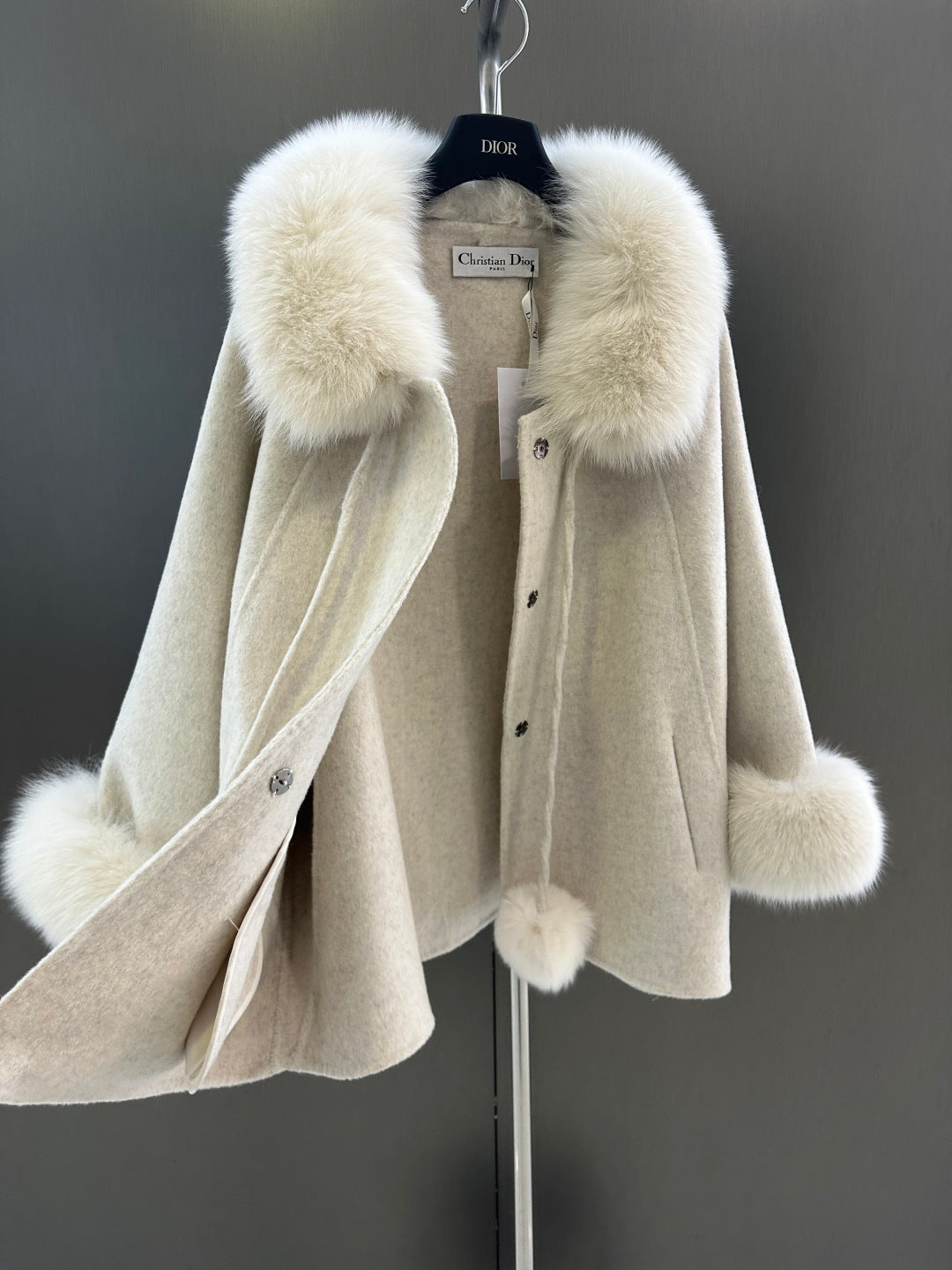 Elegant Wool Coat with Detachable Fox Fur Collar