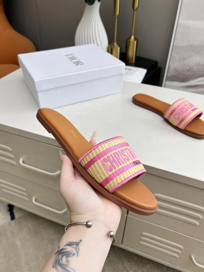 W100 D Letter Slippers