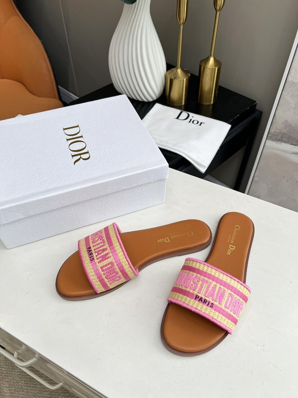 W100 D Letter Slippers