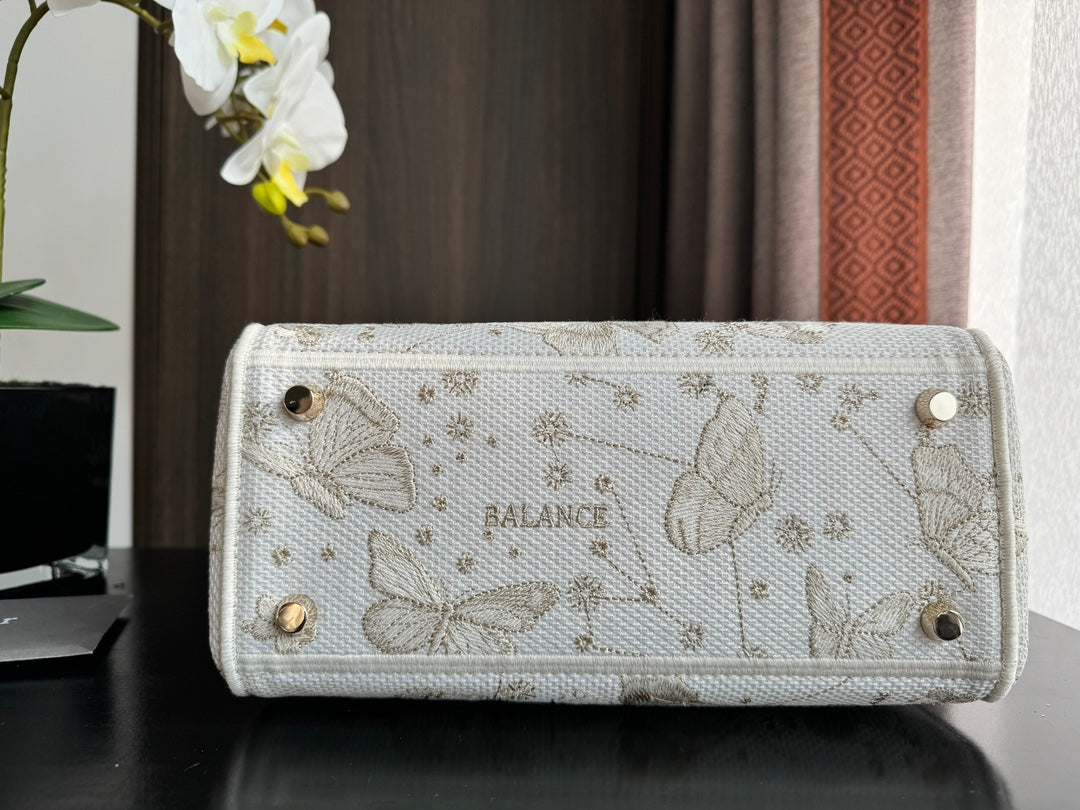 Medium Lady 24 White Beige Embroidery Canvas